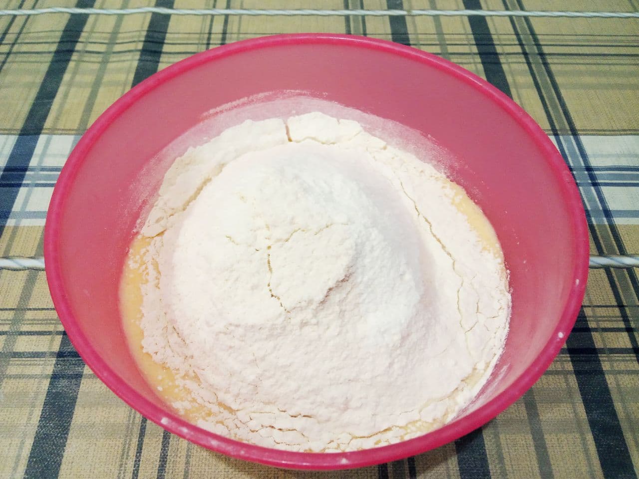 Печенье с начинкой из кокосовой стружки, просто и вкусно: Муку просеиваем через мелкое сито, перемешиваем с содой и добавляем в тесто, замешиваем мягкое, нежное,