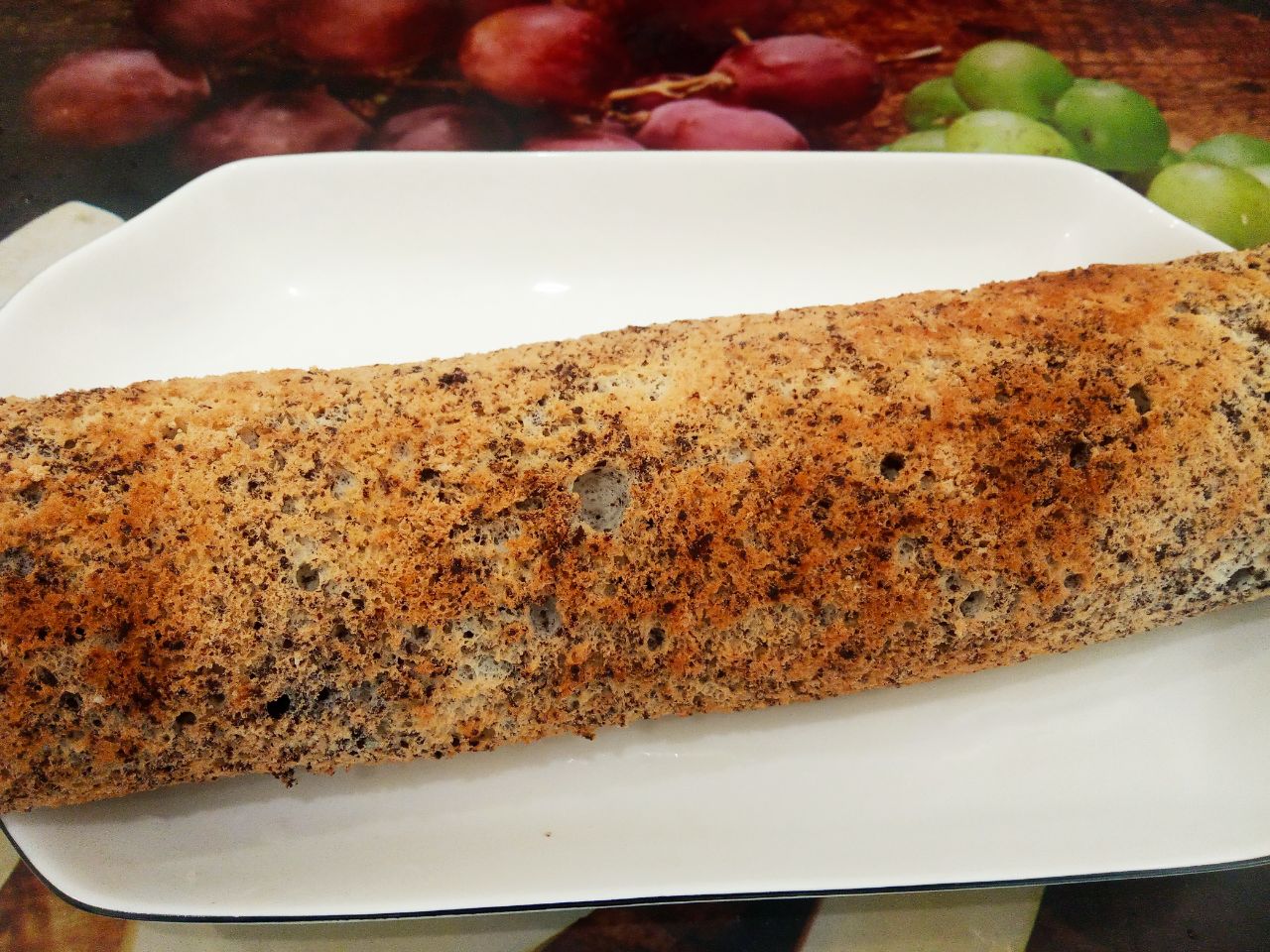 Рулет из бисквитного теста с шоколадом и джемом, вкусный и аппетитный: Бисквит покрываем вареньем или джемом и сворачиваем рулетом.