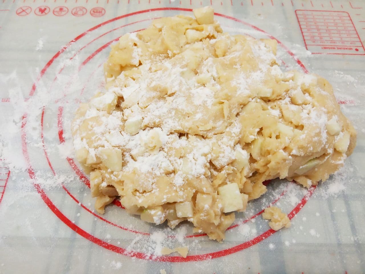 Рассыпчатое печенье с яблоками из небольшого количества ингредиентов: Рабочую поверхность присыпаем мукой, выкладываем тесто и сверху тоже присыпаем слегка, а то тесто немного