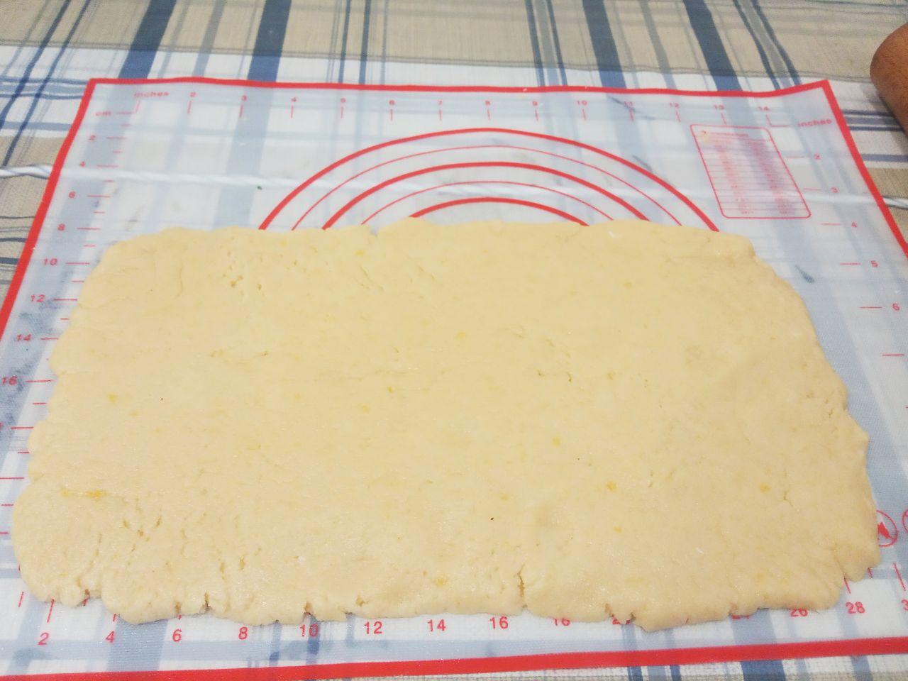 Домашнее печенье с кокосовой стружкой, рассыпчатое и песочное: Тесто ставим на полчаса в холодильник. Достаем тесто с холодильника и раскатываем толщиной около 3-5 мм.