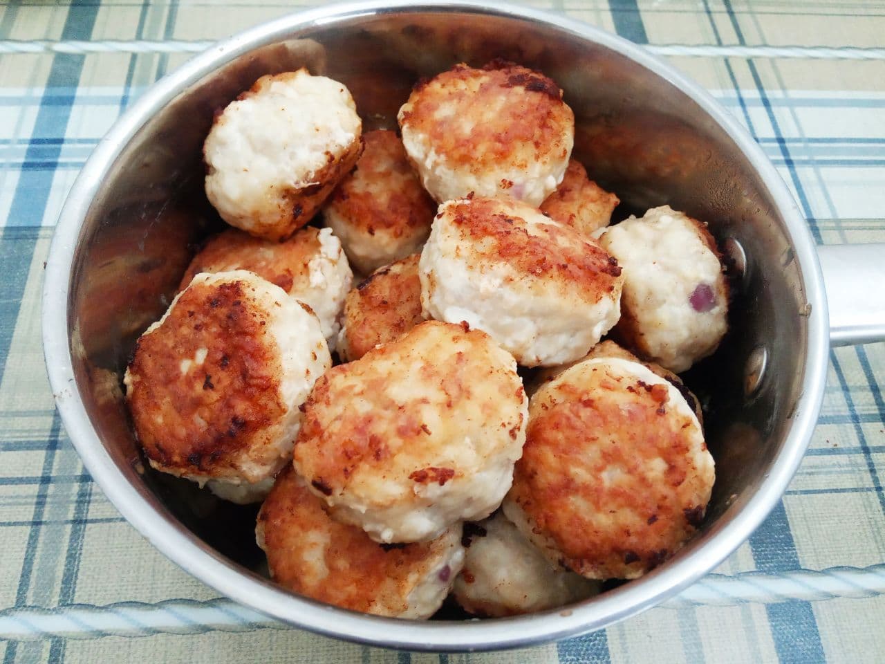 Мясные тефтели с добавлением риса, нежные и сочные: Обжаренные тефтели складываем в сотейник или кастрюльку.