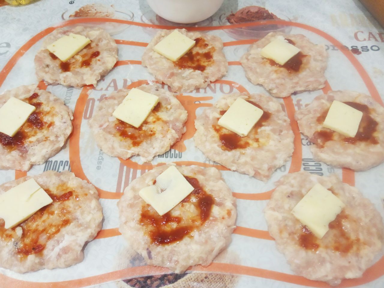Мясные конвертики с сыром, жареные на сковороде: Кладем ломтики сыра на одну половину кружочка.