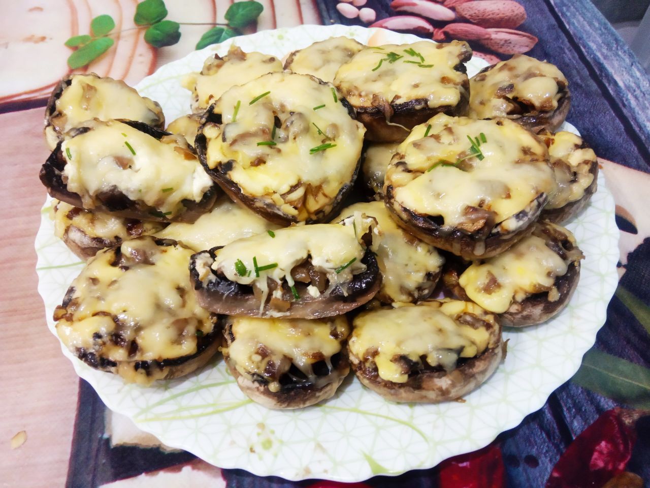 Шампиньоны с сыром, запеченные в духовке, вкусные и аппетитные: Достаем запеченные шампиньоны с сыром из духовки и выкладываем на блюдо.