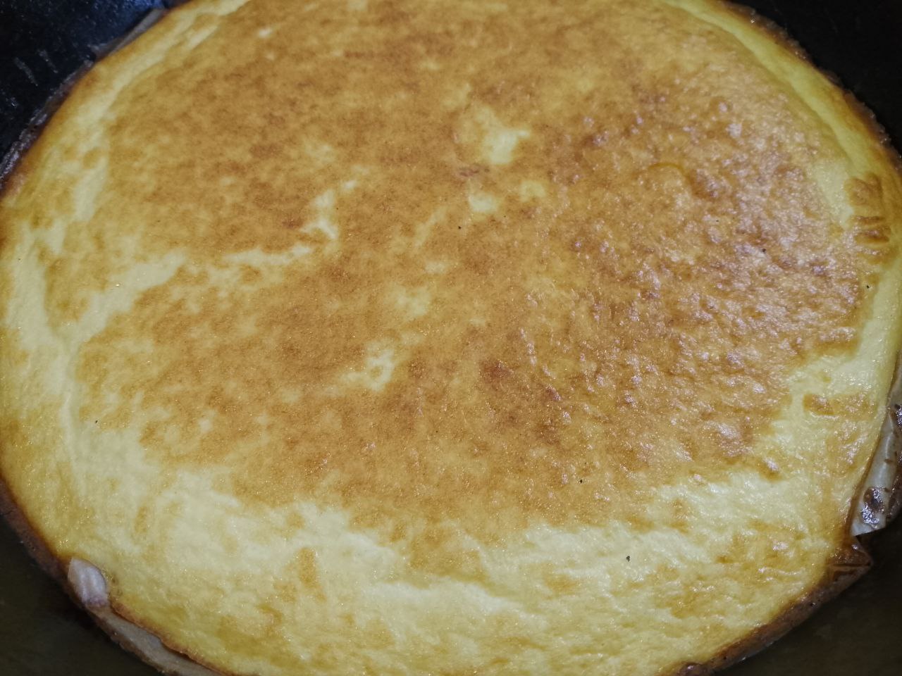 Вкусный завтрак в духовке или на сковороде из яиц, творога и сыра: Разогреваем духовку до 180 С, форму смазываем маслом или застилаем пергаментом и выливаем смесь.
