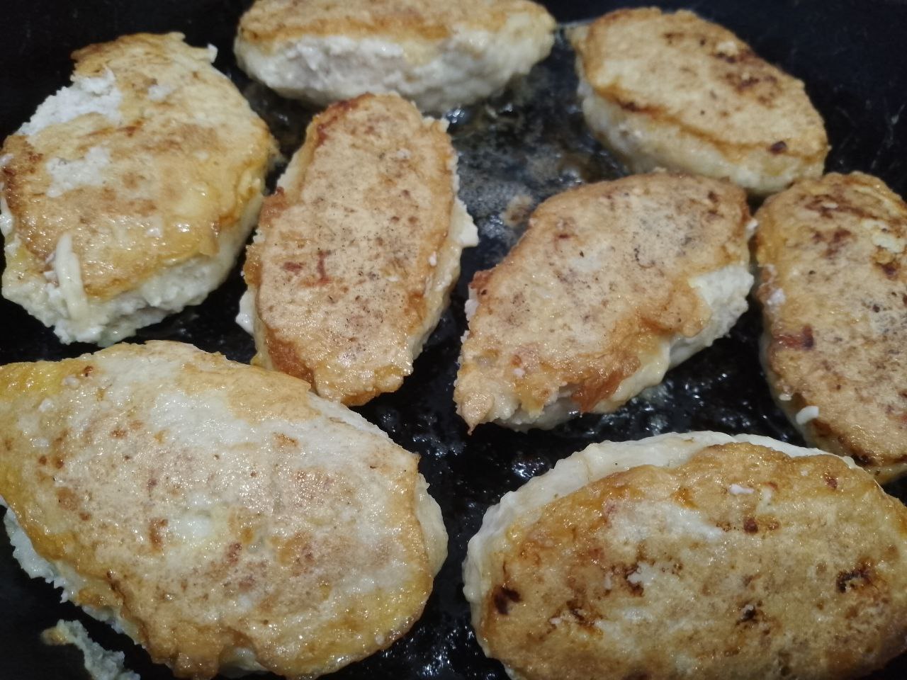 Котлеты с начинкой из яиц и сыра, в кляре, вкусные и сытные: Обжариваем котлеты с двух сторон на слабои огне с закрытой крышкой до готовности.