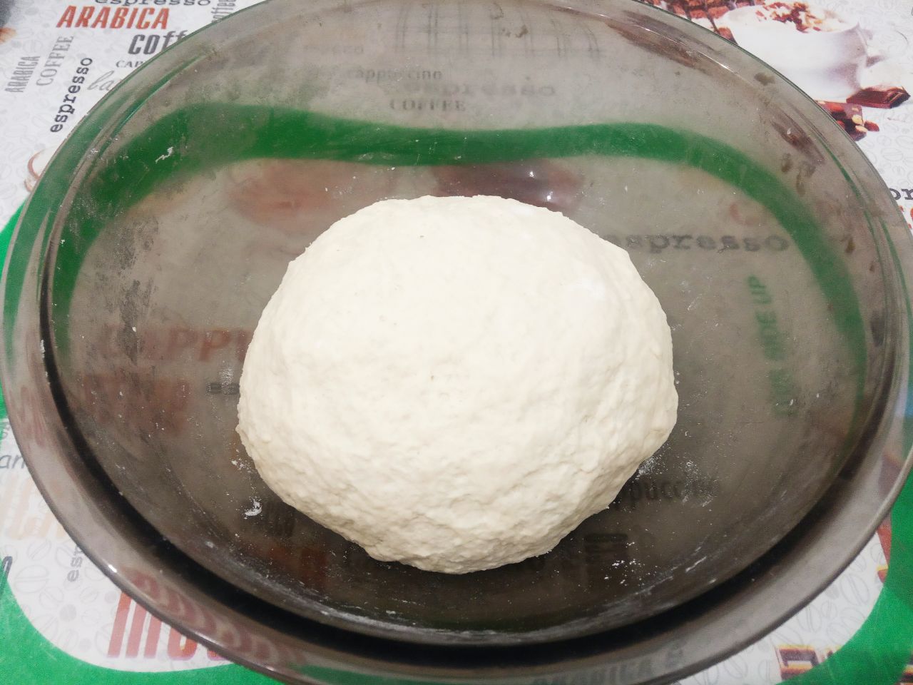 Пирожки из слоёного теста с мясной начинкой: Муку просеиваем через мелкое сито, частями добавляем муку и замешиваем нежное тесто.