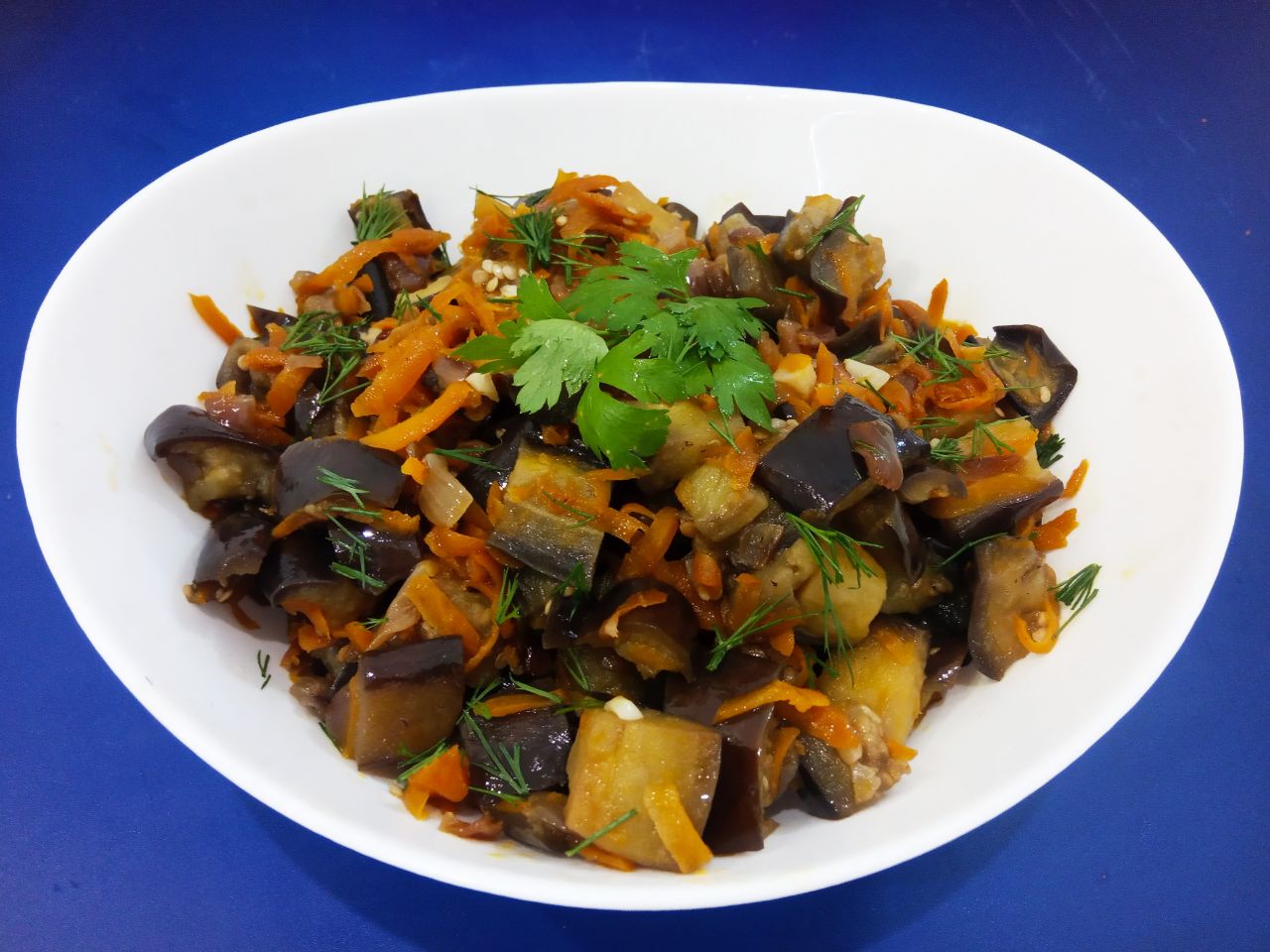 Баклажаны с луком и морковью, тушеные на сковороде