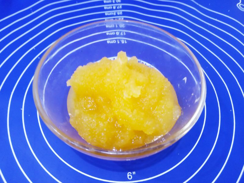 Имбирные медовые пряники, мягкие и ароматные: В сотейник вливаем растительное масло, добавляем мед, сливочное масло и молотый имбирь.