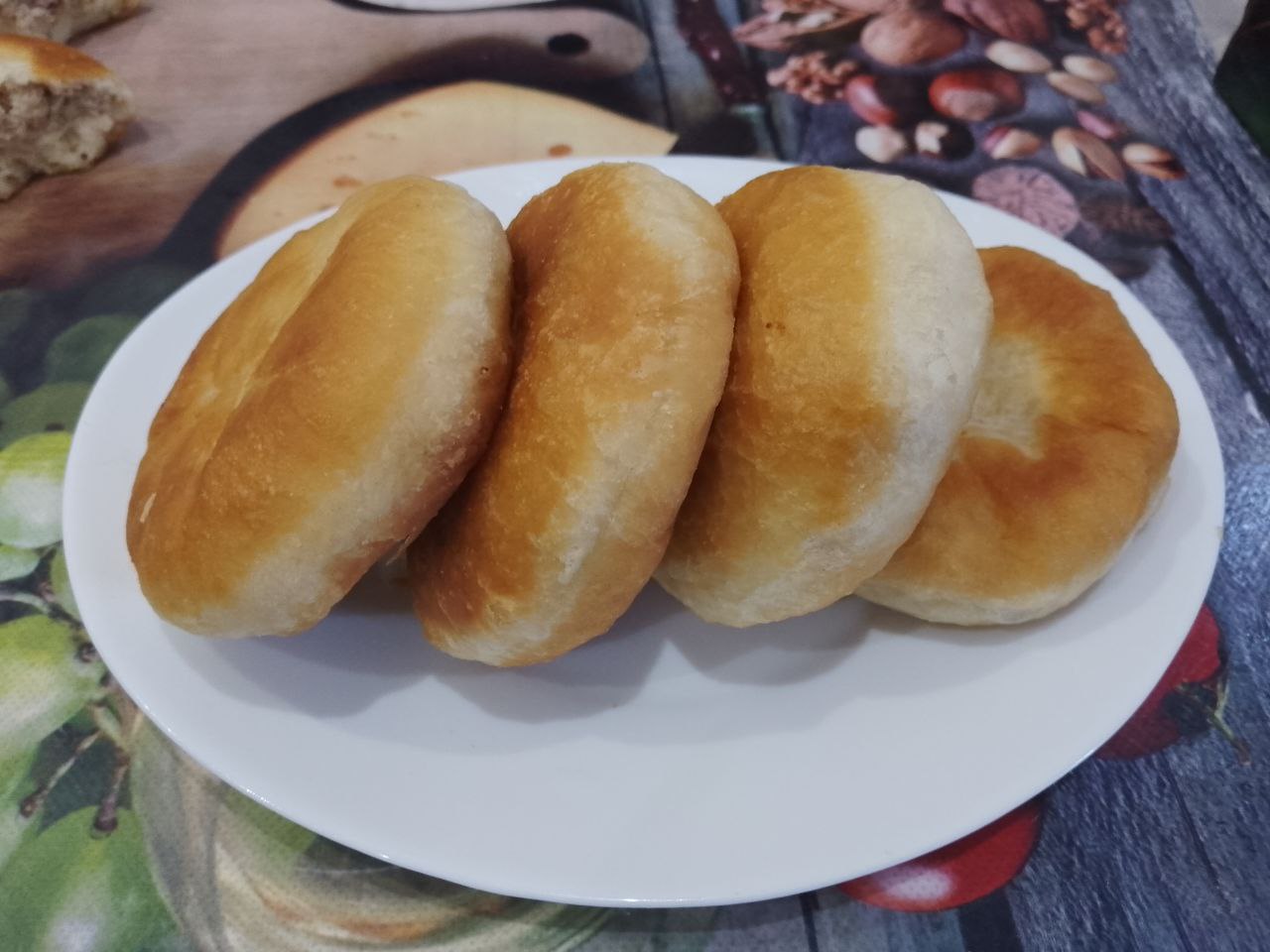 Пирожки из дрожжевого теста на сметане, с мясной начинкой, жареные на сковороде: Испеченные пирожки выкладываем на бумажное полотенце, чтобы убрать излишки жира. Потом пирожки складываем на
