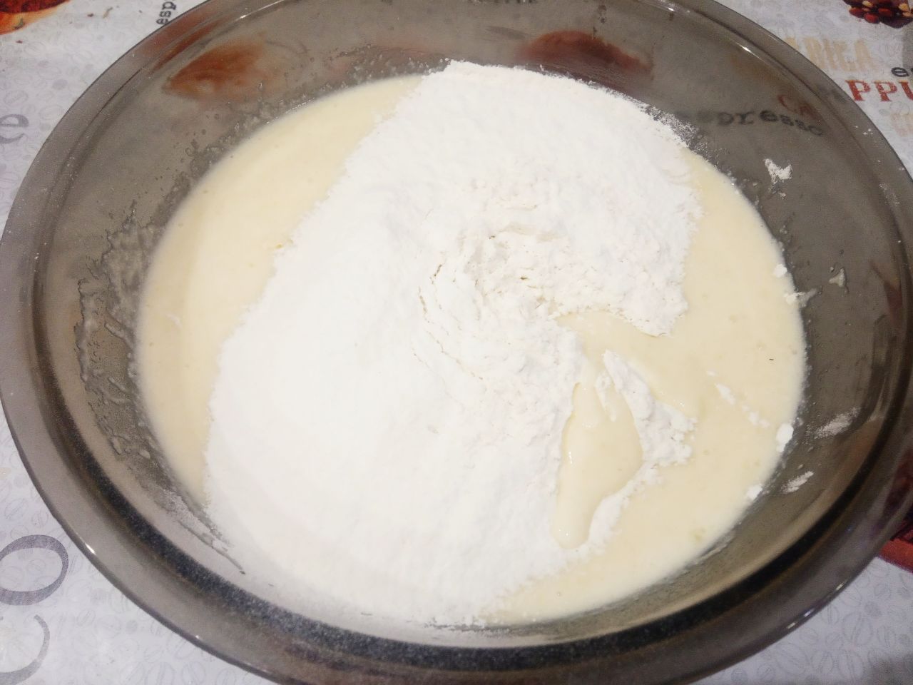Манный пирог воздушный и мягкий, простой и вкусный: Добавляем просеянную муку в смесь, размешиваем.