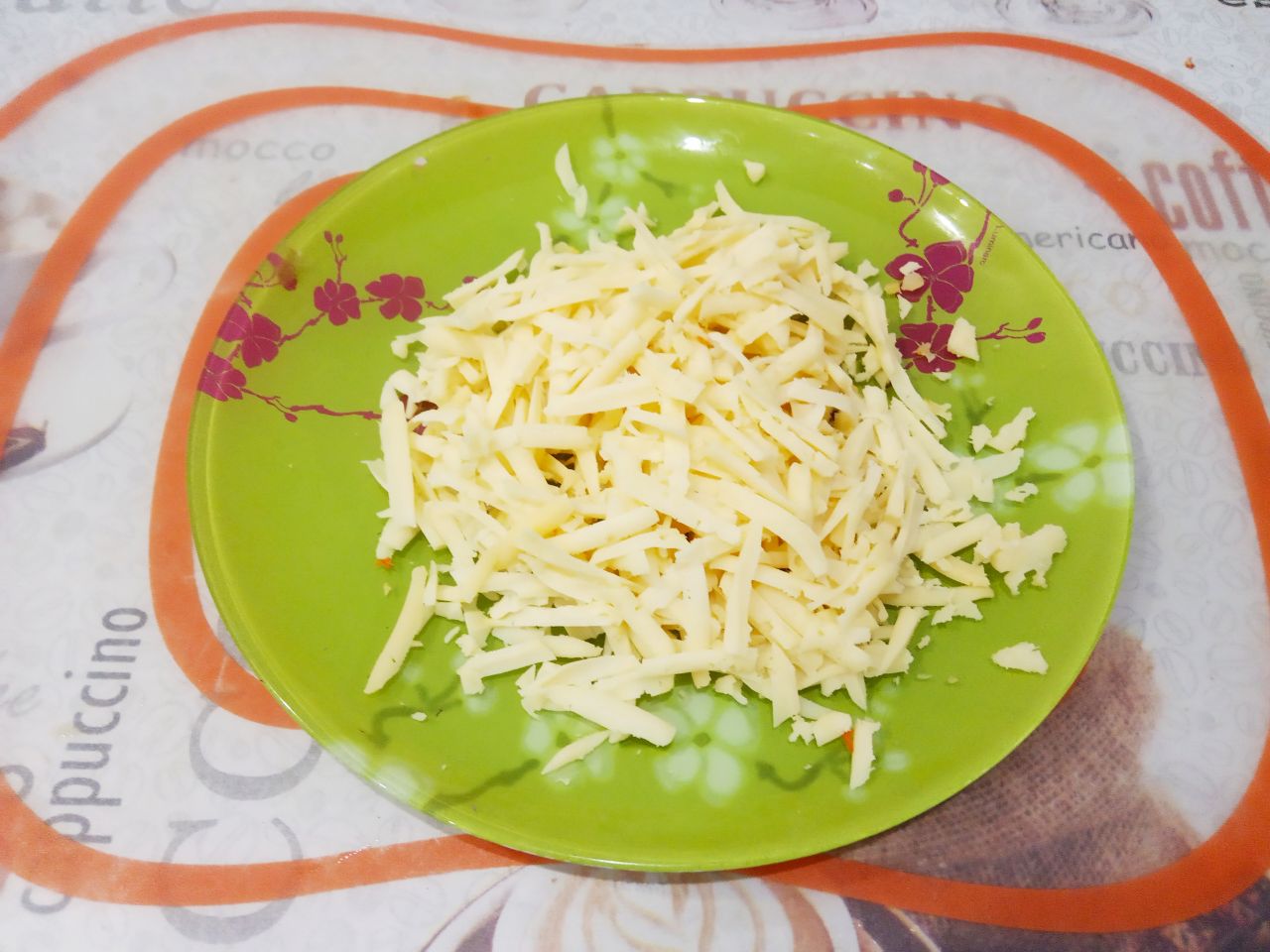Торт вафельный с начинкой из фарша, моркови и грибов: Твердый сыр натираем на терке.