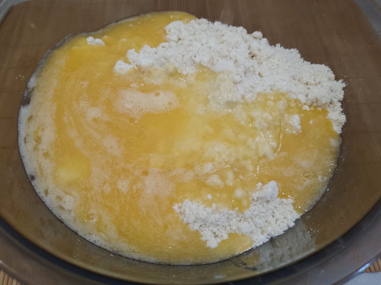 Домашнее печенье с кокосовой стружкой, песочное и рассыпчатое: В мучную крошку выливаем яичную смесь, замешиваем мягкое и нежное тесто.