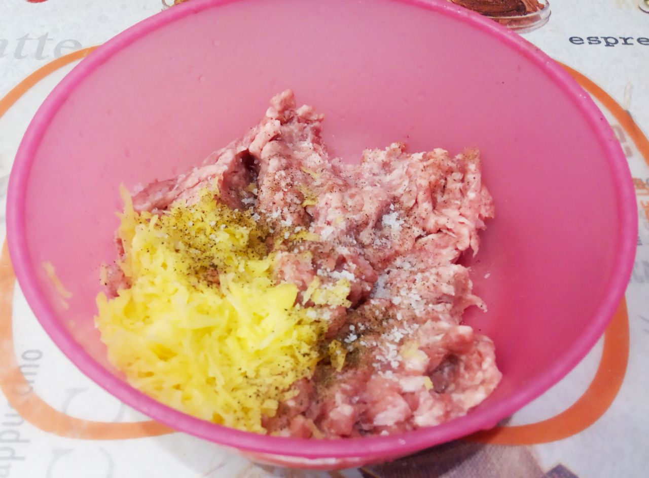 Картофель тушеный и фаршированный мясным фаршем: Соединяем фарш с луком и измельченным картофелем, солим, перчим по вкусу и тщательно размешиваем.