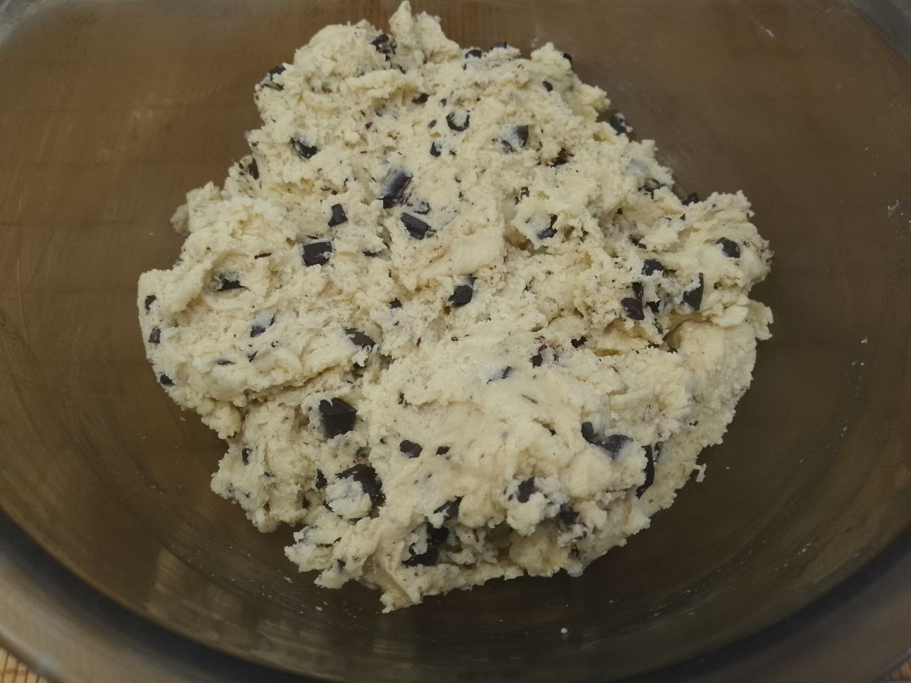 Домашнее печенье к чаю, с кусочками шоколада песочное и хрустящее: Добавляем в тестокусочки шоколада и перемешиваем. Тесто ставим на полчаса в холодильник.