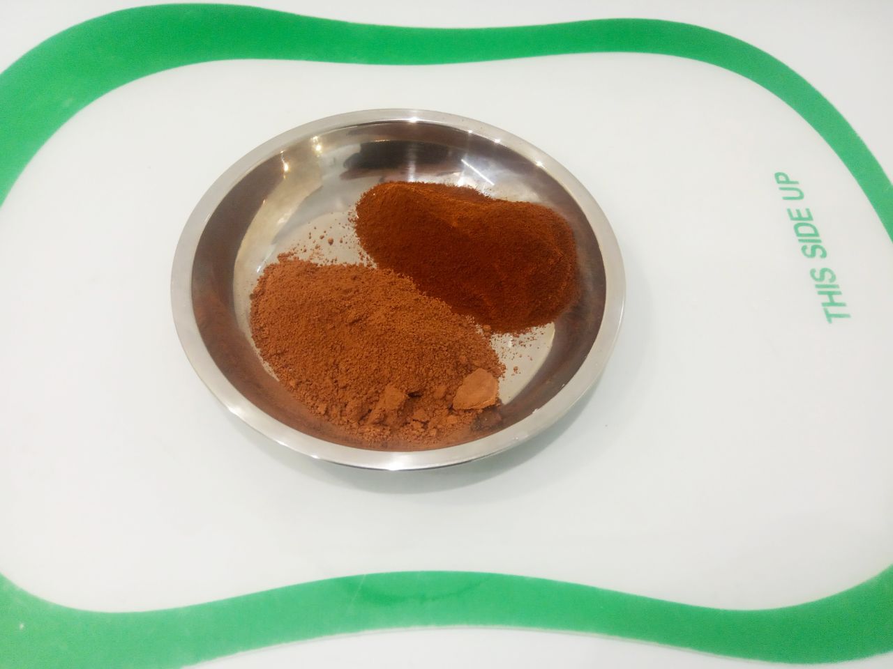 Кофейное печенье, рассыпчатое и песочное: Добавляем растительное масло, какао и кофе, взбиваем.