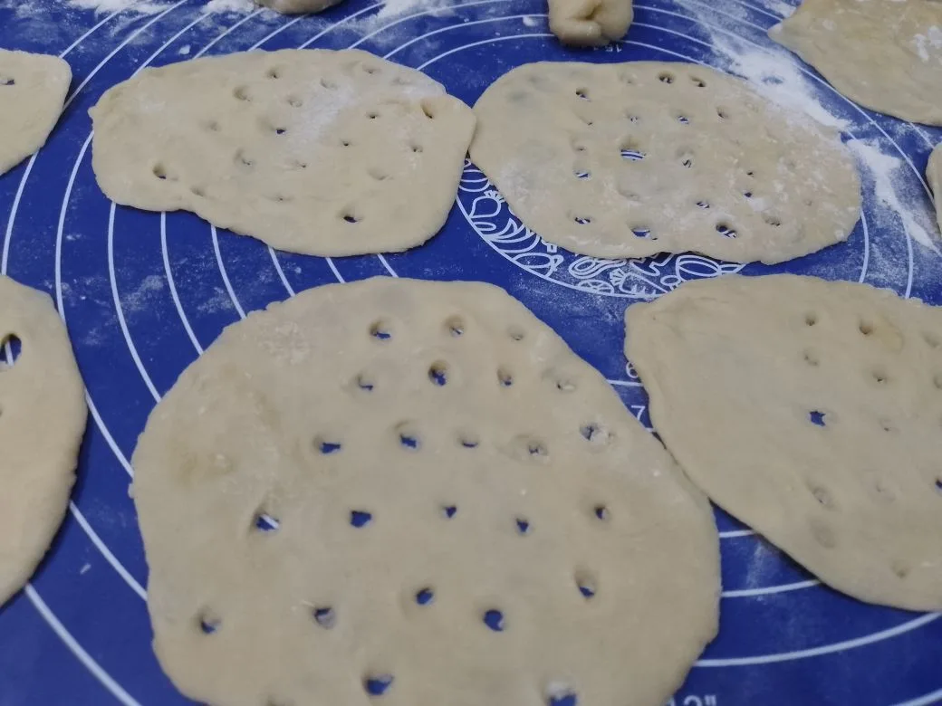 Песочное и рассыпчатое печенье, с начинкой из творога и изюма: На кружках продавливаем круглые отверстия не до края.