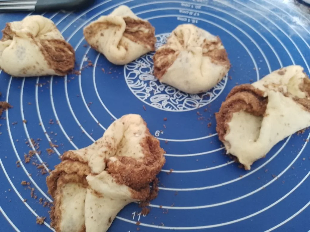 Булочки с начинкой из шоколадной крошки, воздушные и ароматные: Края квадратов соединяем между собой.