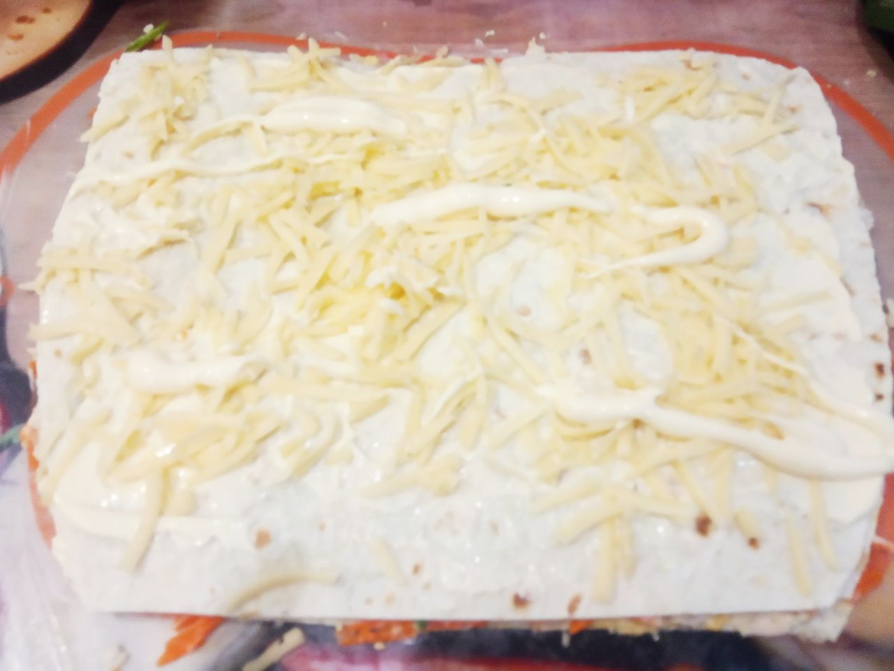 Лаваш с начинкой из сыра, овощей и мяса, просто и вкусно: Потом кладем лаваш, смазываем майонезом, выкладываем тертый сыр и смазываем майонезом.