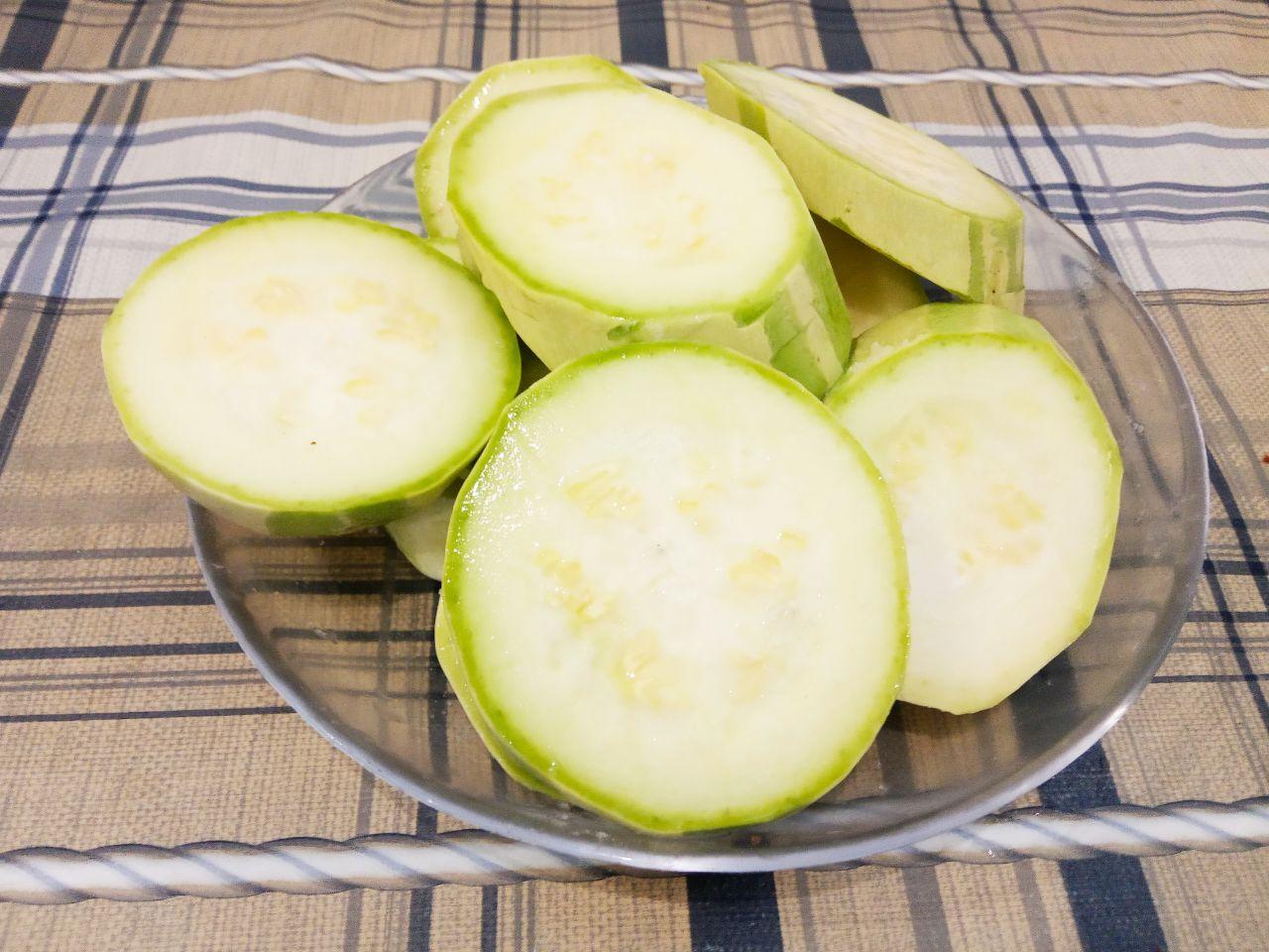 Вкусная закуска из кабачков с фаршем и сыром: Солим кабачки и оставляем на 10 - 15 минут, чтобы пропитались.