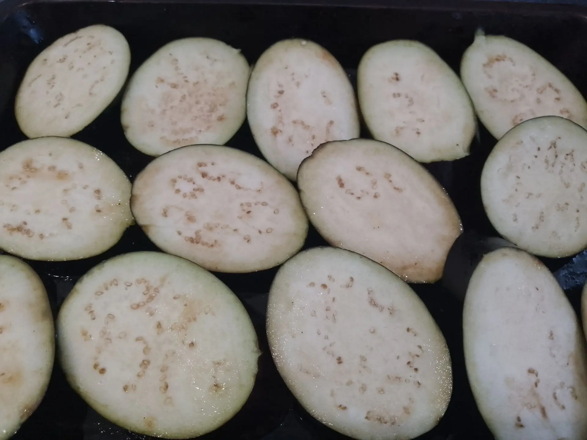 Баклажаны запеченные в духовке с фаршем, сыром и помидорами: укладываем баклажаны на противень