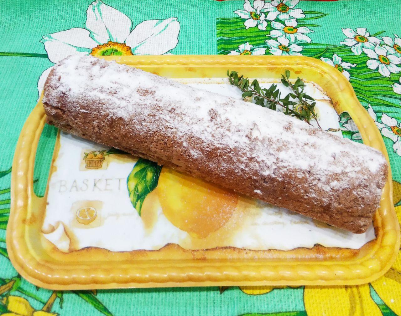 Шоколадный рулет с белково-масляным кремом: Кладем в холодильник на пару часов, чтобы пропитался кремом.
