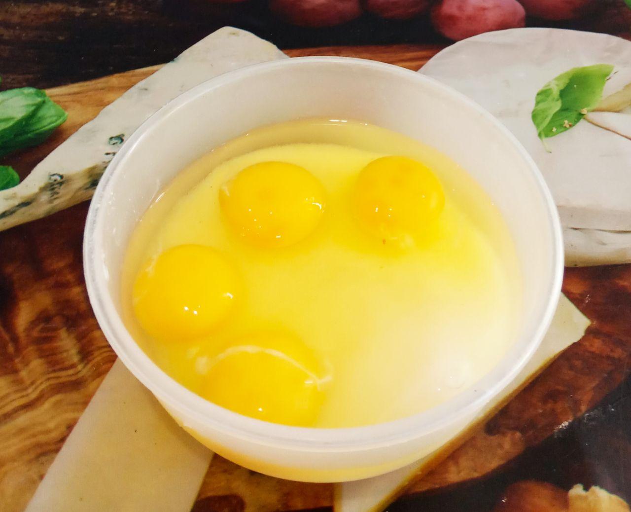 Печенье с творожной начинкой и яблоками: Соединяем яйца с сахаром и тщательно растираем.