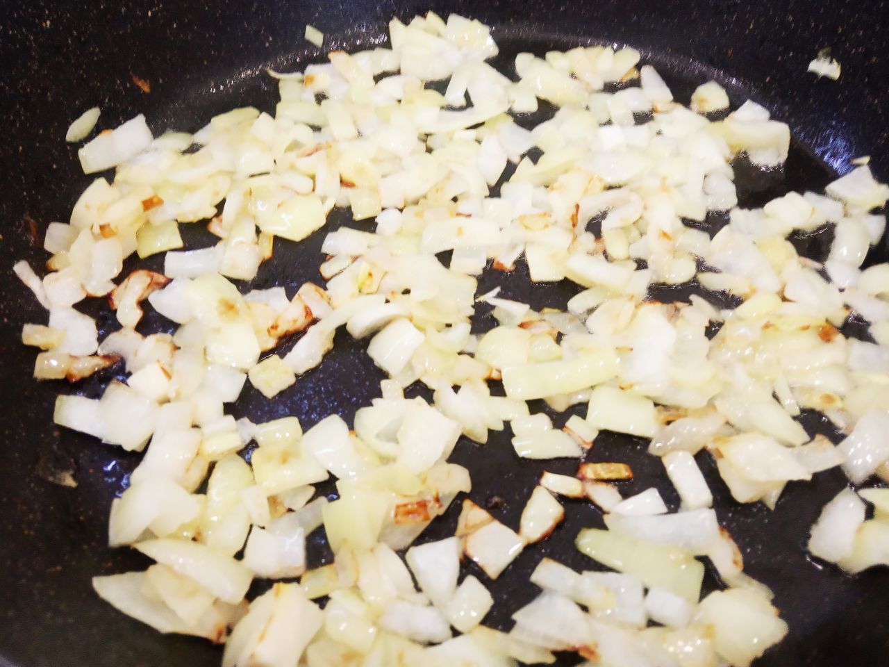Овощные котлеты с овсяной крупой, вкусные и сытные: Разогреваем сковороду с растительным маслом, кладем лук и обжариваем.