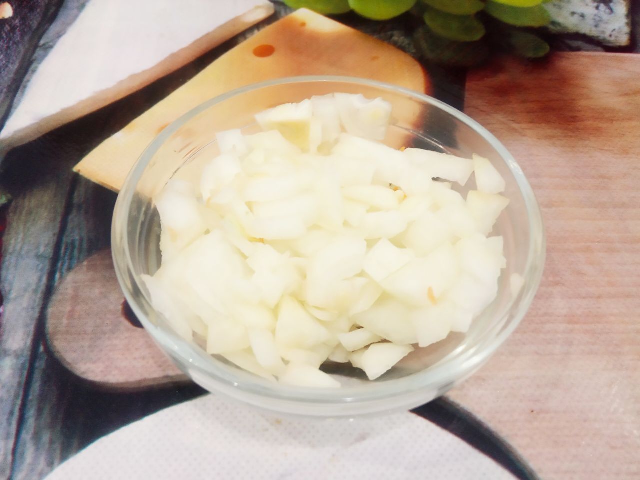 Киноа с мясом и овощами, полезно и сытно: Лук очищаем, промываем и мелко нарезаем.