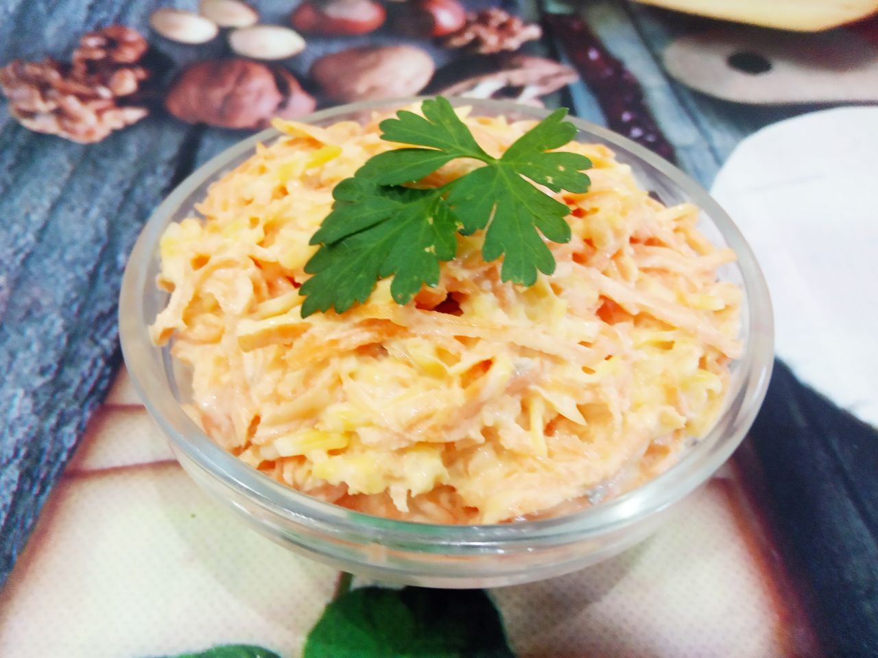 Простой рецепт салата из моркови, сыра и чеснока