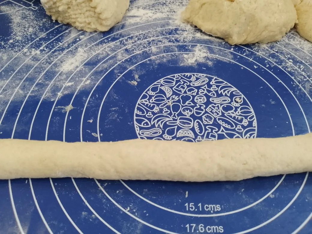 Простой рецепт печенья с кокосовой стружкой, без яиц: Посыпаем кокосовой стружкой и сворачиваем рулетом, шов хорошо придавливаем.