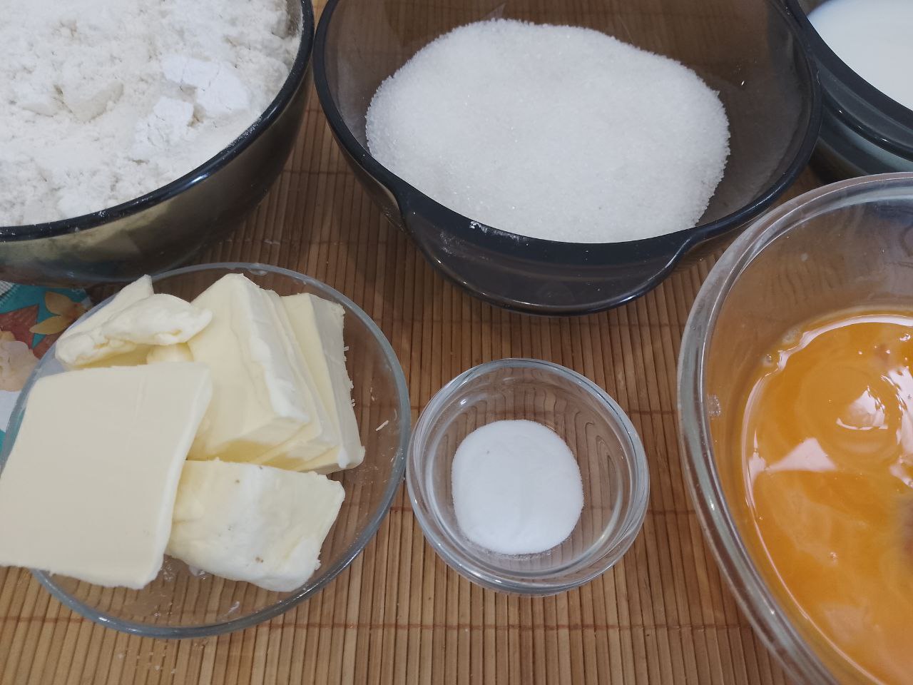 Пирог с кремом из сметаны и вареного сгущенного молока, нежный и мягкий: Яйца разделяем на желтки и белки. В желтки добавляем, одно яйцо, соль, сахар и ванильный сахар, взбиваем до