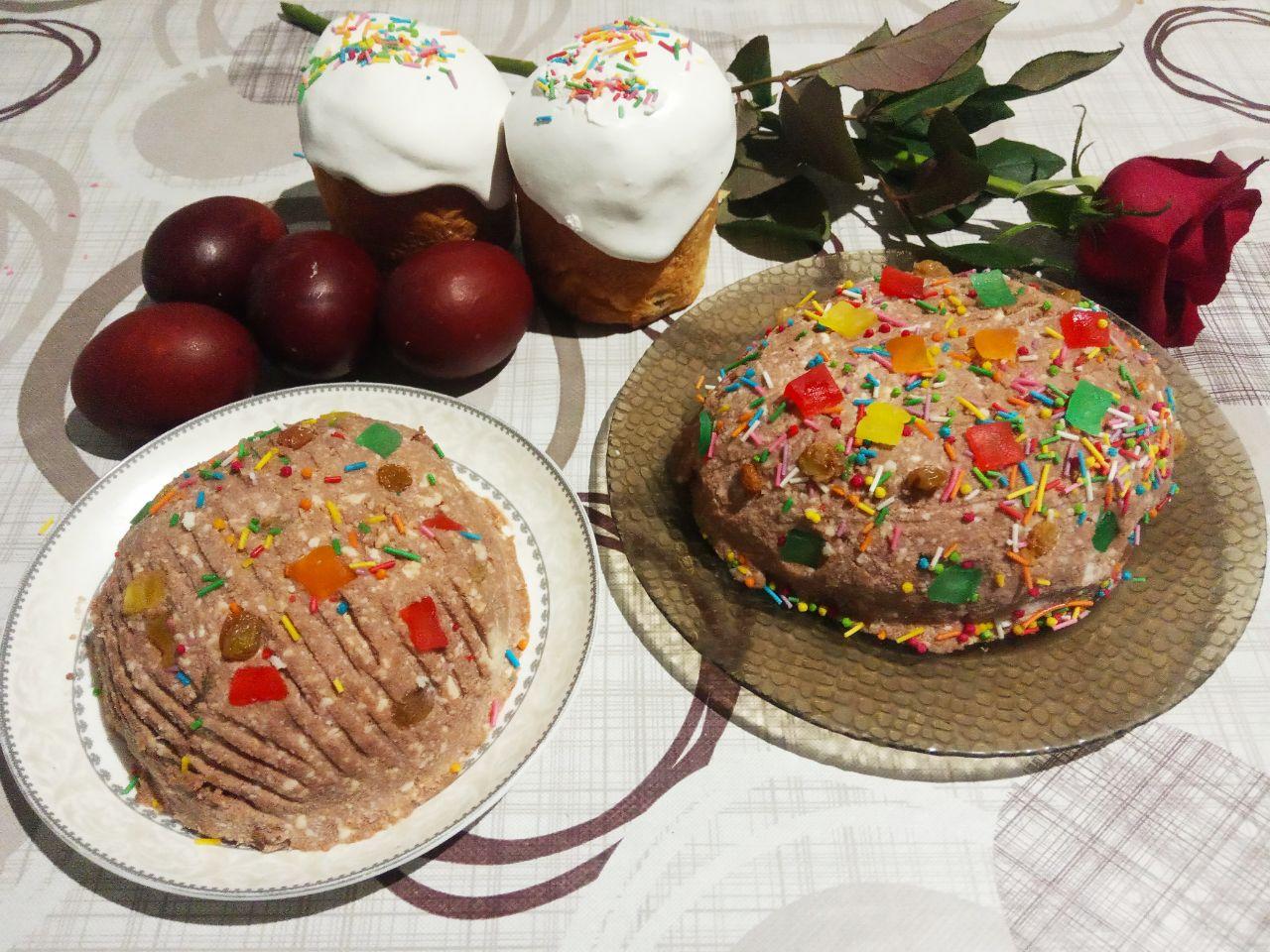 Шоколадная творожная пасха с изюмом и цукатами: Достаем форму с холодильника, посуду для формирования пасхи застилаем марлей или тканью и укладываем плотно