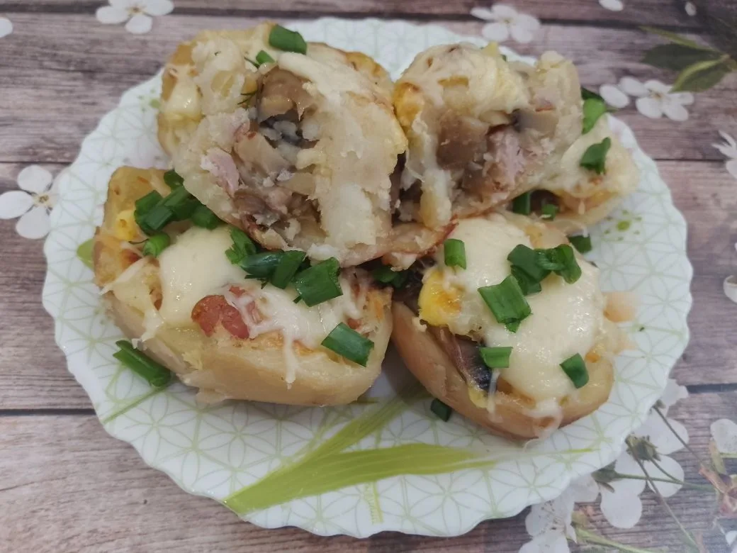 Картофель с начинкой из куриного мяса, шампиньонов и сыра