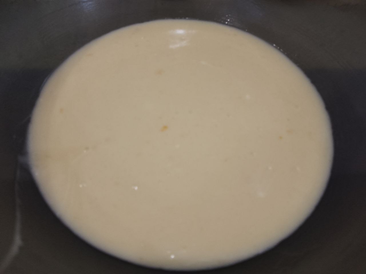 Вафли мягкие воздушные, с шоколадом и кунжутом: Сливочное масло растапливаем и тоже выливаем в смесь, хорошо размешиваем.