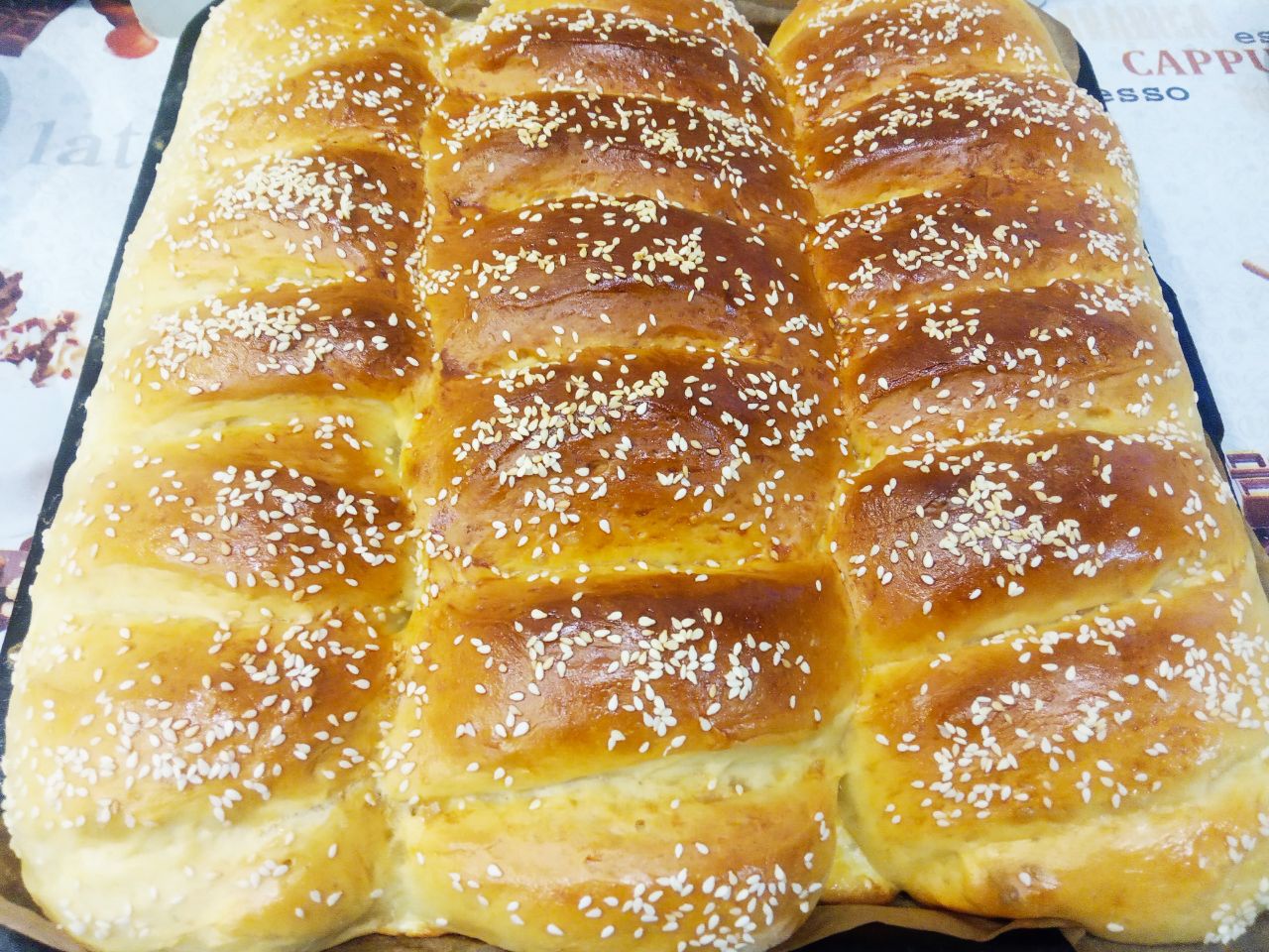 Домашние батоны с кунжутом на сыворотке, просто и вкусно: Духовку разогреваем до 180 С, выпекаем батоны при этой температуре около 20 минут, затем температуру убавляем