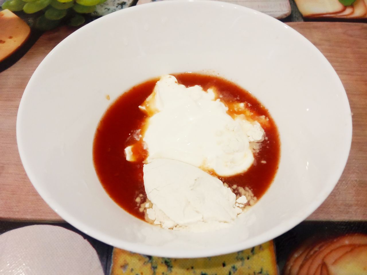 Ленивые голубцы, запеченные в духовке, вкусные и сытные: В миске смешиваем сметану, разведенную томатную пасту кипяченой водой и муку, хорошо перемешиваем до