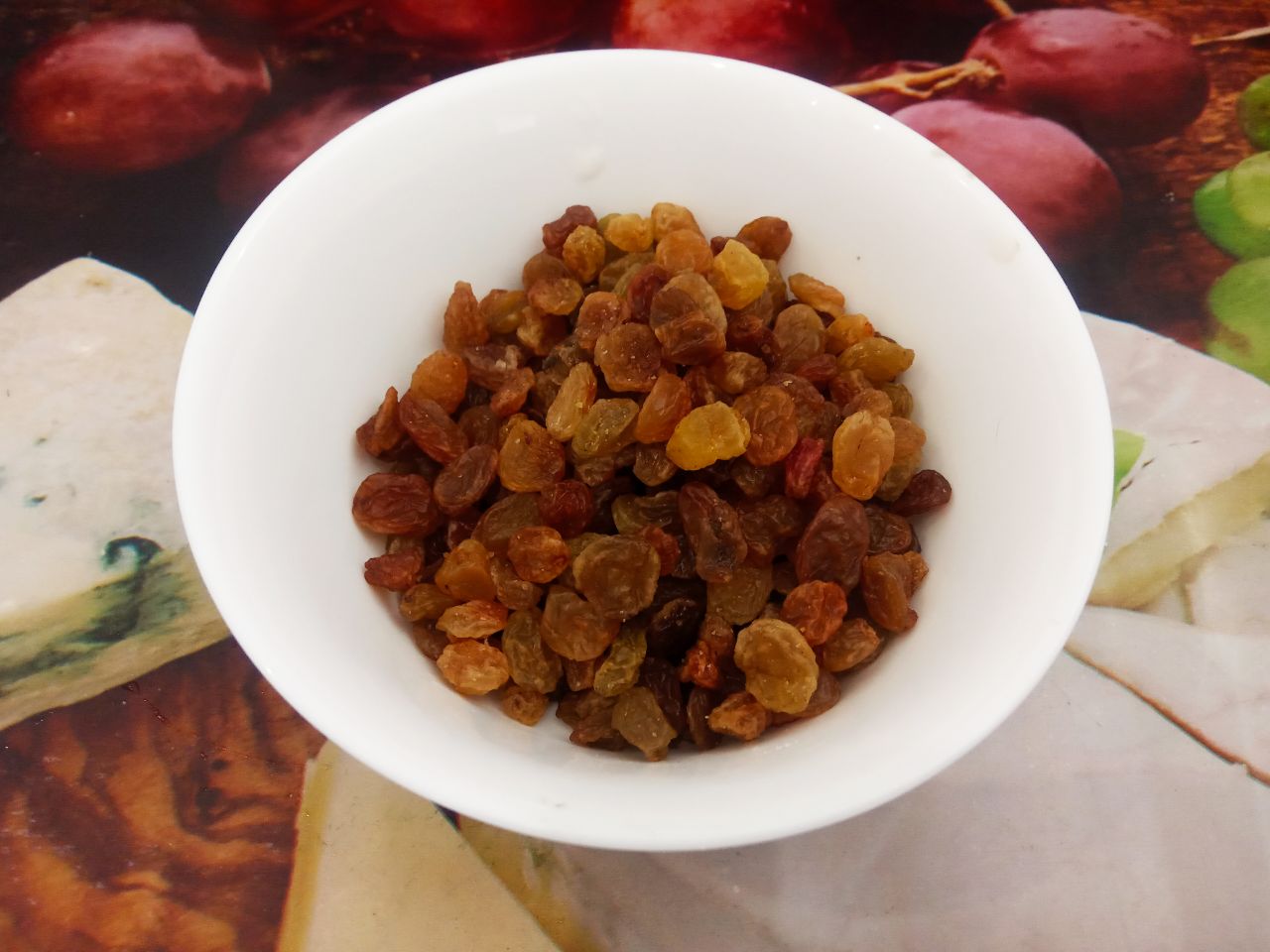 Пирог из манной крупы, изюма и муки, простой и вкусный: Изюм перебираем, промываем горячей водой, просушиваем и посыпаем мукой.