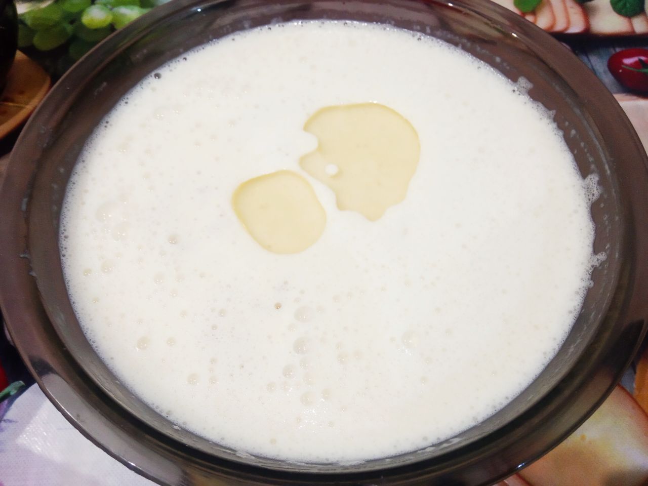 Блинчики с мясом и сыром, запеченные в духовке: Добавляем растительное масло и перемешиваем.