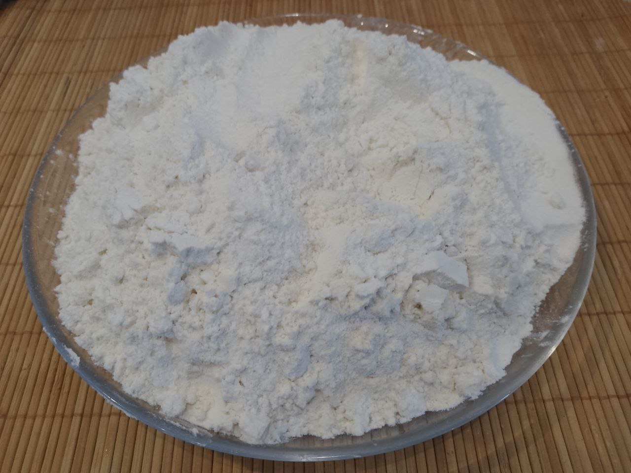 Вкусные и сытные пирожки из дрожжевого теста, с мясной начинкой: Муку смешиваем с солью и просеиваем через сито.