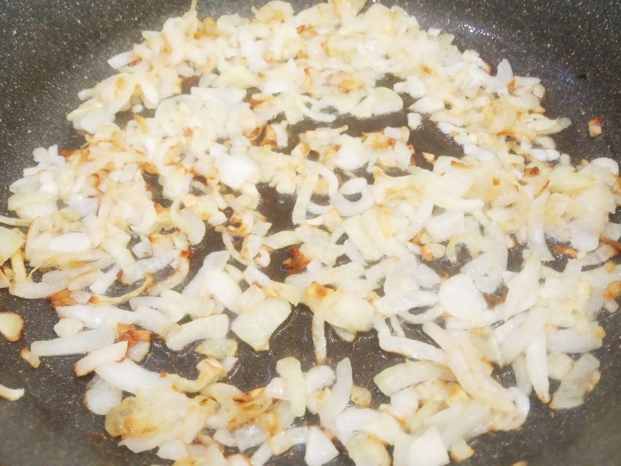 Салат из редьки, куриного филе и яиц, вкусный и сытный: Лук очищаем, промываем, разрезаем на полукольца или по своему усмотрению и обжариваем на растительном масле