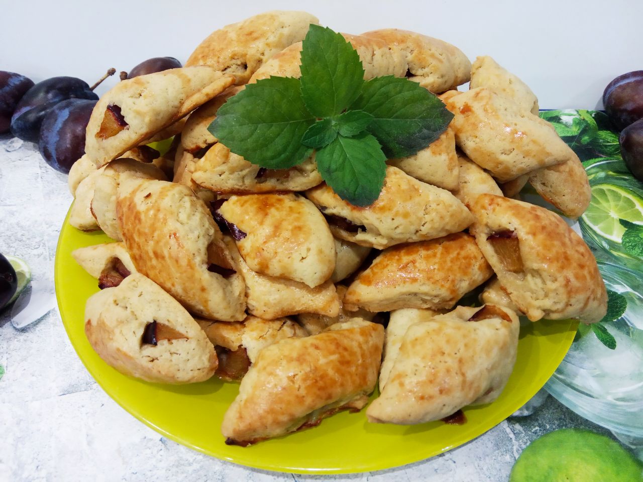 Песочное печенье с начинкой из слив