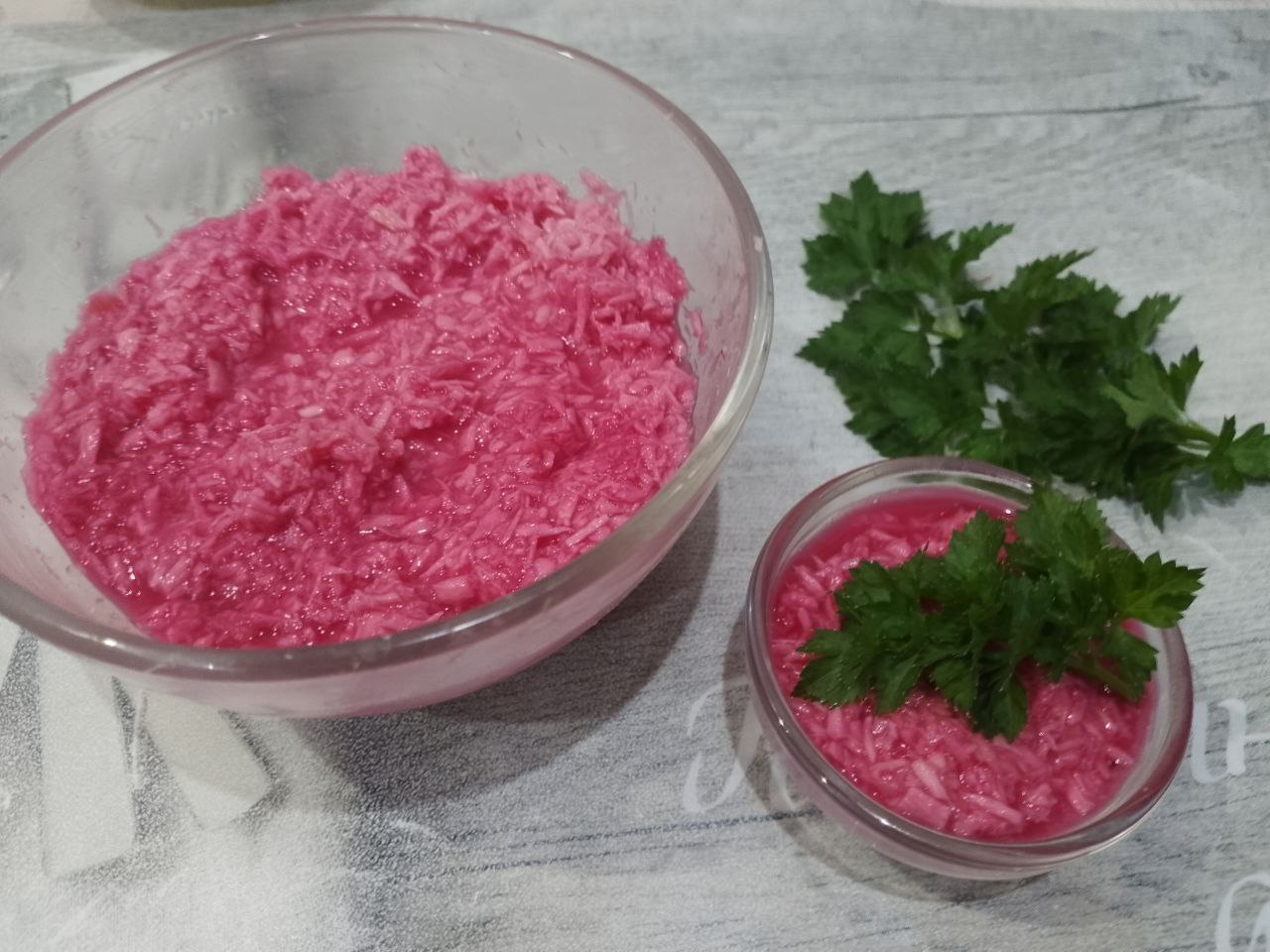 Заправки из хрена с уксусом, свеклой и с майонезом: Перекладываем измельченные коренья в чашу, добавляем свекольный сок, перемешиваем и перекладываем в баночки.