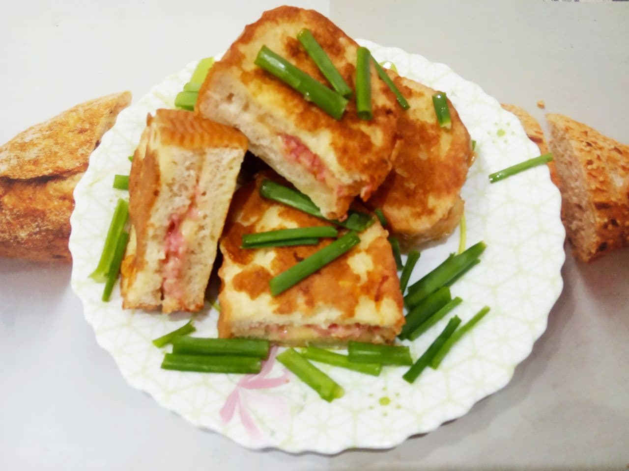 Быстрый вкусный завтрак, бутерброды с начинкой в яичном кляре