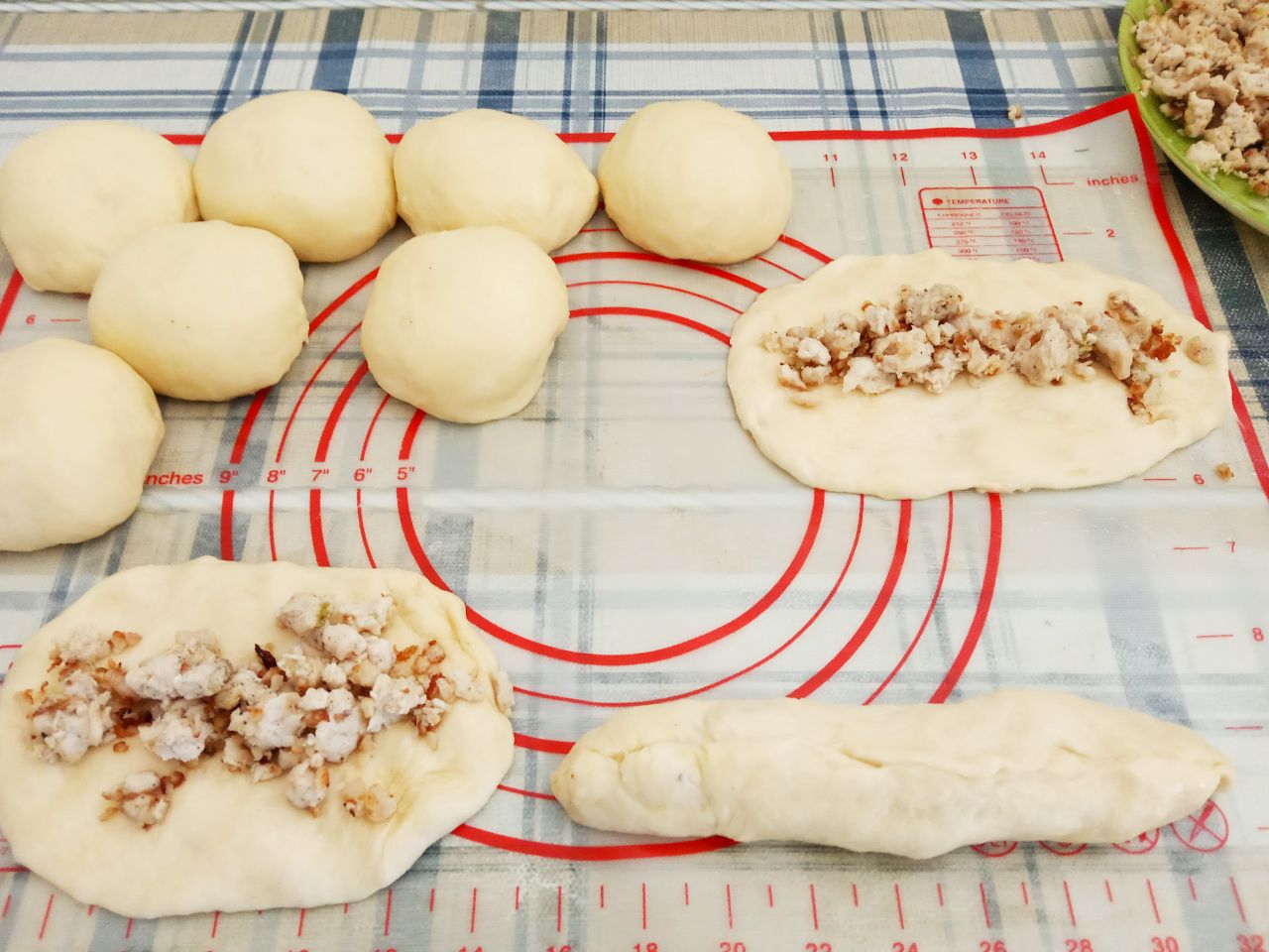 Простой рецепт жареных пирожков с начинкой из куриного филе и лука: Затем раскатываем колобки в прямоугольные полоски и распределяем начинку. Соединяем края и плотно защипываем,