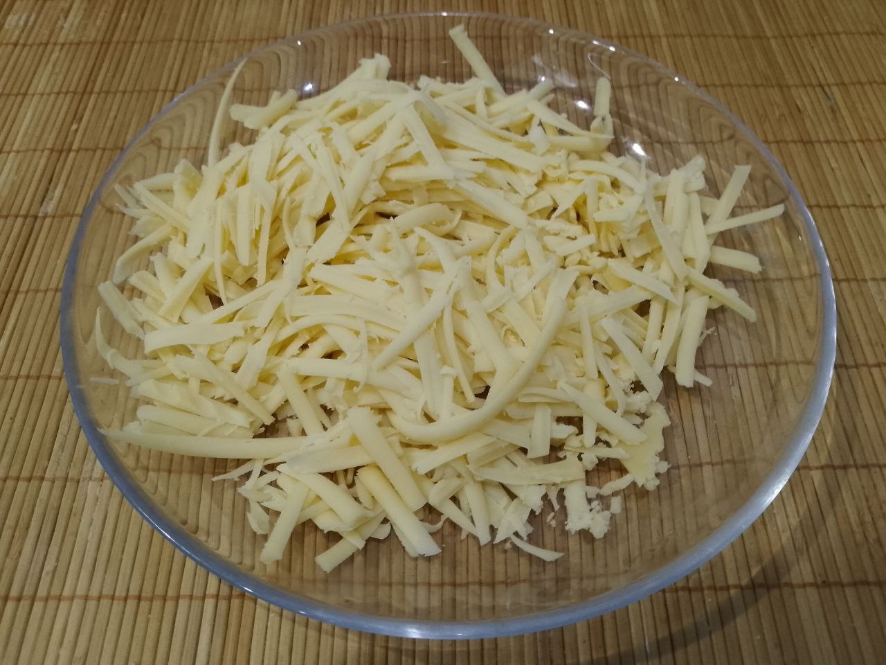 Заливной пирог с мясом и луком, вкусный и сытный: Твердый сыр натираем на терке.