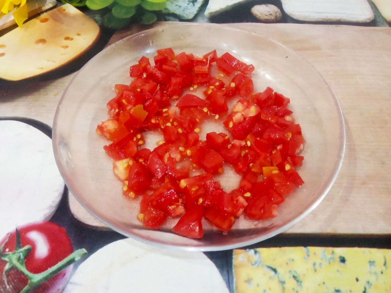 Запеченные баклажаны с фаршем, помидорами и сыром, в духовке: Помидоры окунаем в кипящую воду на одну минуту, охлаждаем холодной водой и снимаем кожицу. Удаляем плодоножки