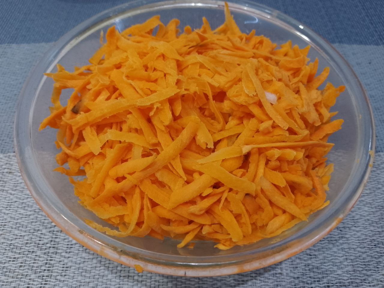 Салат из рыбы, моркови и лука: Морковь очищаем, промываем и натираем на крупной терке.