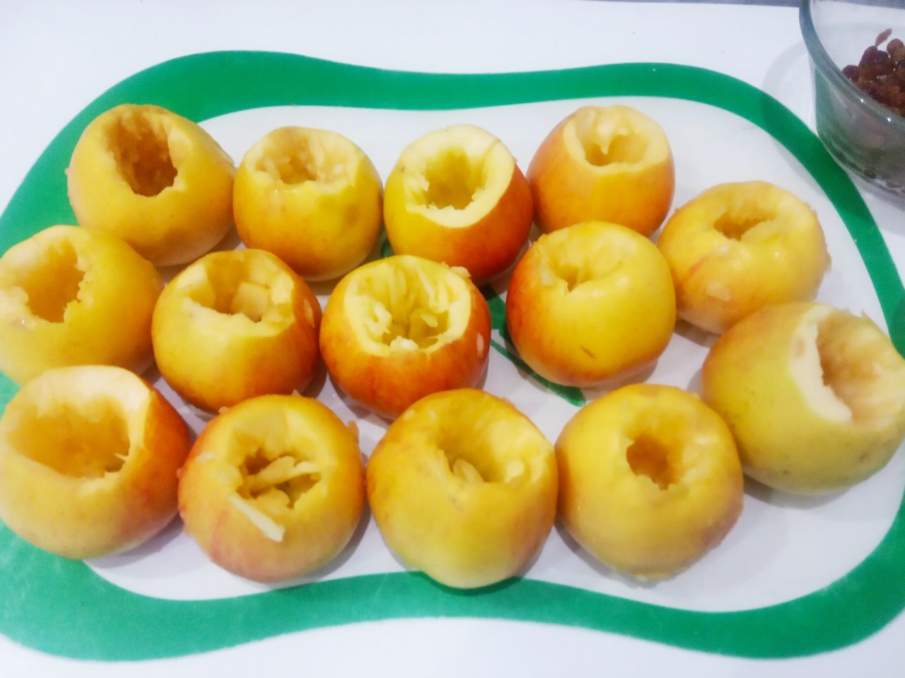 Нежные и сочные запеченные яблоки с творогом и изюмом: Яблоки промываем и просушиваем. Очищаем аккуратно у яблок сердцевину.