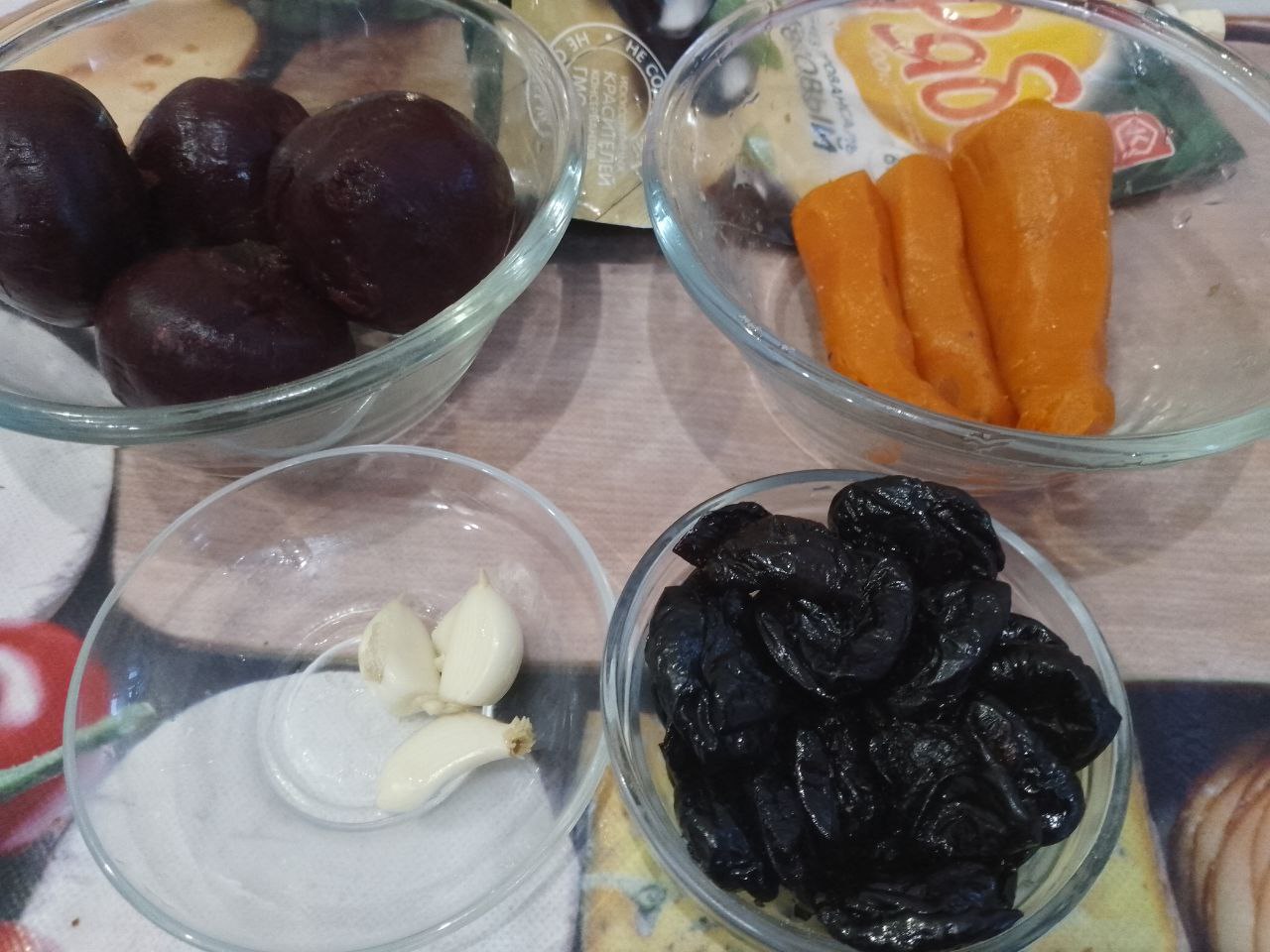 Салат из свёклы, чернослива, моркови и сыра