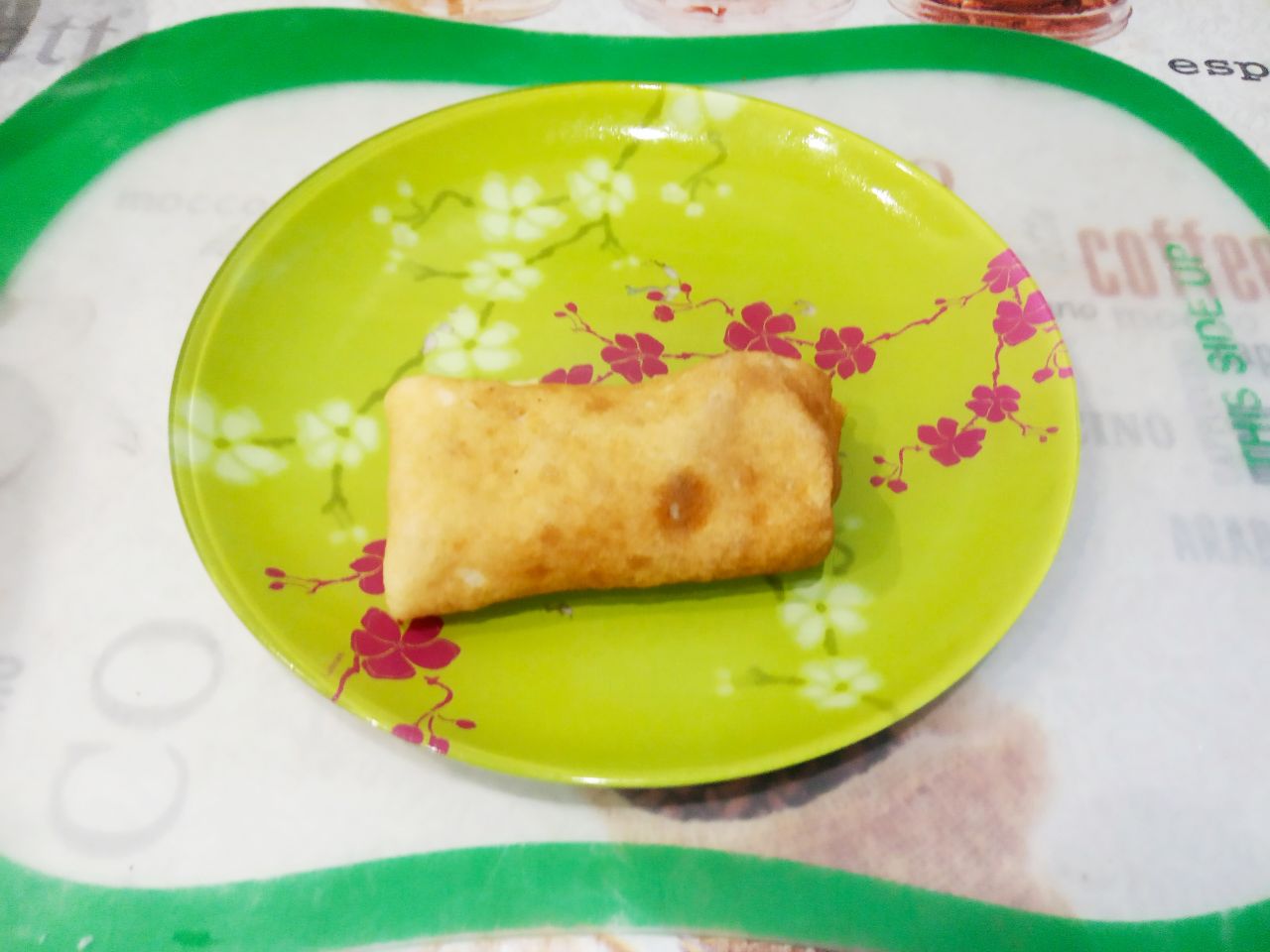Блинчики с мясной начинкой из фарша и лука, вкусно и сытно: На край блина кладем мясную начинку и заворачиваем.